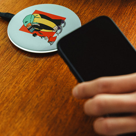 靴紐結んでたら鞄から中身出てきた | 充電器 ホワイト