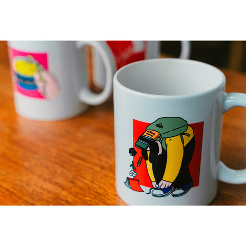 靴紐結んでたら鞄から中身出てきた | マグカップ