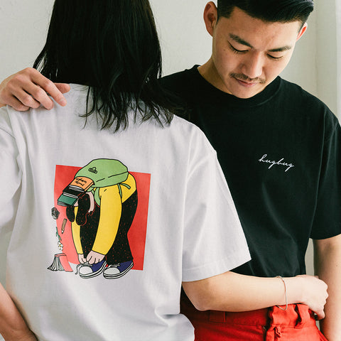 靴紐結んでたら鞄から中身出てきた | Tシャツ ホワイト