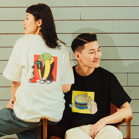 靴紐結んでたら鞄から中身出てきた | Tシャツ ホワイト