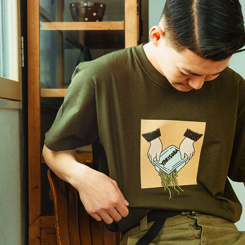 正念場を迎えたカップ焼きそば | Tシャツ アーミーグリーン
