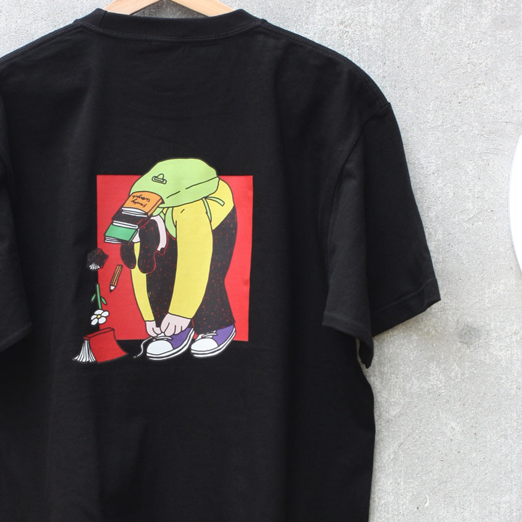 靴紐結んでたら鞄から中身出てきた | Tシャツ ブラック – hugbug