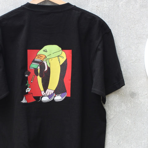 靴紐結んでたら鞄から中身出てきた | Tシャツ ブラック