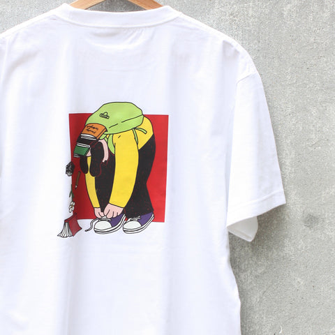 靴紐結んでたら鞄から中身出てきた | Tシャツ ホワイト