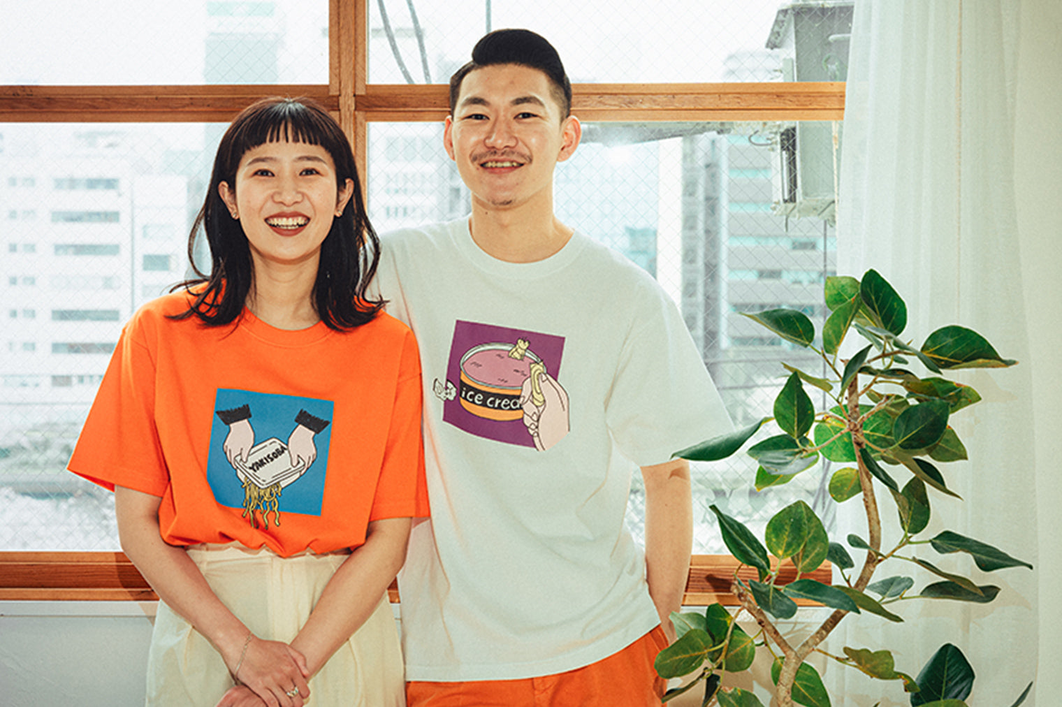 靴紐結んでたら鞄から中身出てきた×固いアイスに負けたスプーン | ペアTシャツ