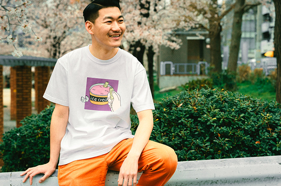 固いアイスに負けたスプーン | メンズ白Tシャツ