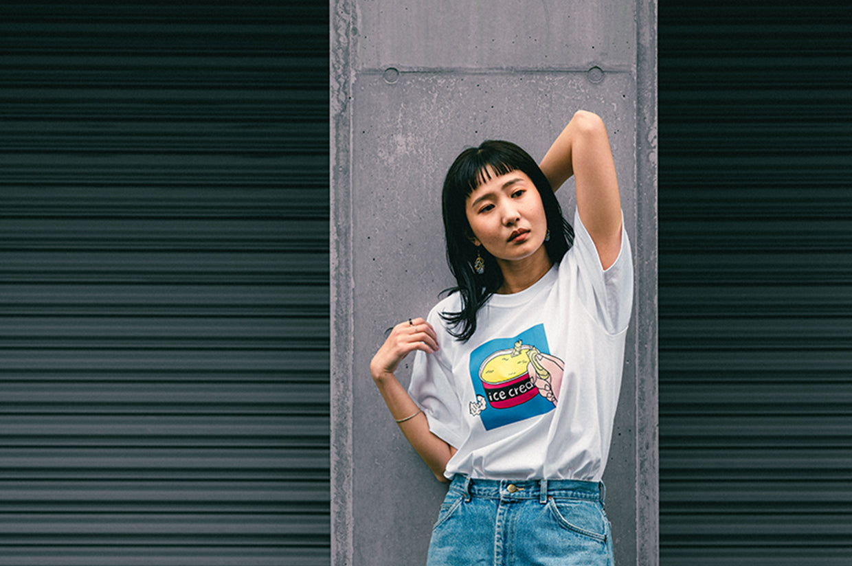 固いアイスに負けたスプーン | レディース白Tシャツ