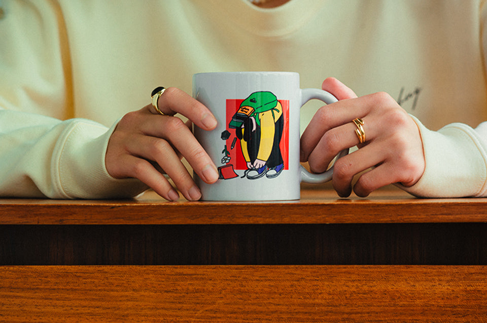 靴紐結んでたら鞄から中身出てきた | 白マグカップ