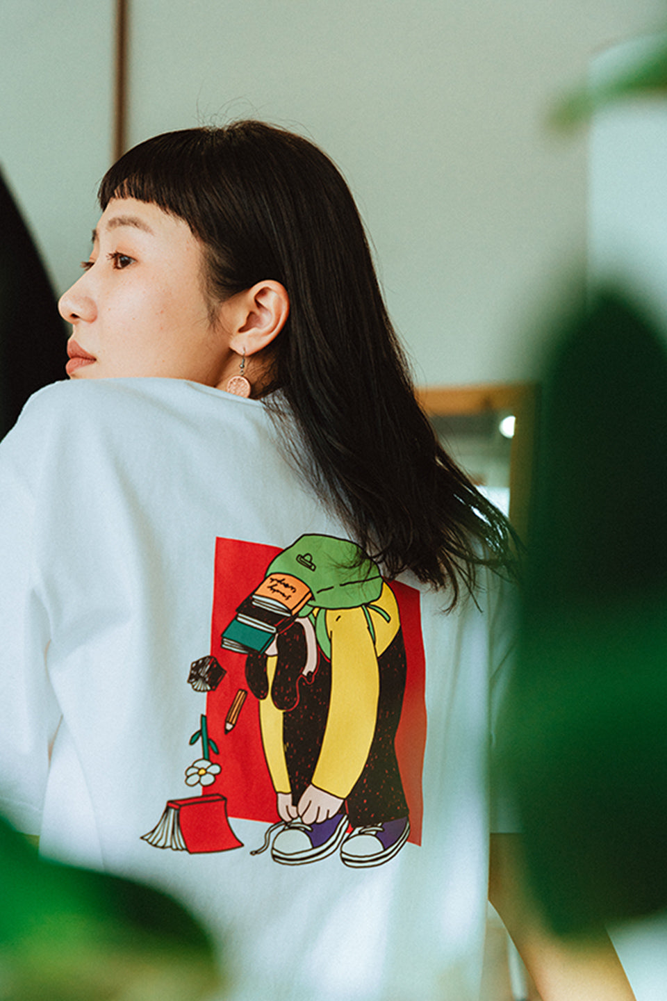 靴紐結んでたら鞄から中身出てきた | レディース白バックスウェット